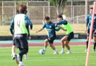 沖縄キャンプ中のＪ２札幌が２日目で早くも初のゲーム形式練習　２・８開幕戦に向け定位置争いスタート