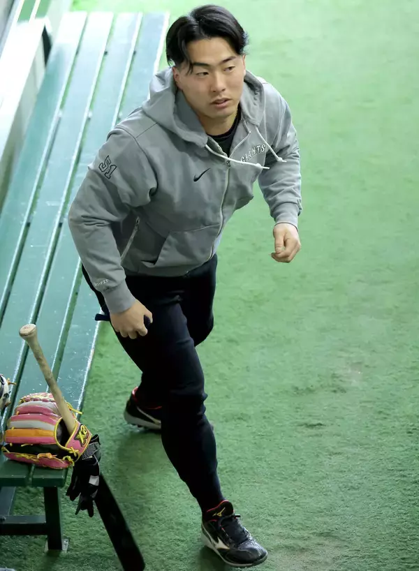 【巨人】浅野翔吾がジャイアンツ球場に２６年初登場であいさつまわり　丸佳浩と拡大ベースについて会話も