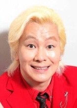 カズレーザー、生放送の新番組「超調査チューズデイ」冒頭ニューヨークとともにスタジオ不在…開始３分後、息を切らして着席