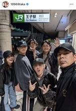 女優＆俳優に人気芸人…ワンオク・Ｔａｋａの誕生日会が豪華！意外な駅でのショットに「やばすぎる！地価が上がる」