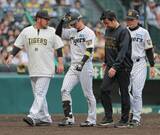 「【阪神】激震　死球の近本光司「左手首骨折」と診断…長期離脱へ　藤川監督は死球禍に「野球を守らなければいけないので我慢をしていますけど、多いね」」の画像1