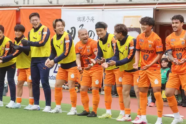 【Ｊ１清水】ＦＷ高橋利樹に第１子　ＭＦ嶋本悠大が“ゆりかご弾”で祝福　ベンチ前でパフォーマンス