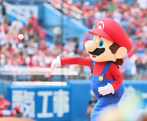 【ヤクルト】マリオが始球式　捕手・中村へワンバウンド投球を披露