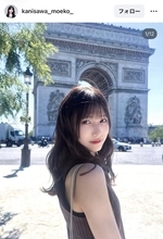 ≠ＭＥ蟹沢萌子、パリでのお姉さん風ノースリショットがカッコイイ！「萌たんもパリ似合うなあー」「憧れ」「本当に綺麗」