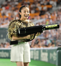 巨人・阪神戦で始球式務めた橋本環奈、日テレ生中継でカミングアウト「由伸さんとのツーショットを待ち受けにしてたんで」