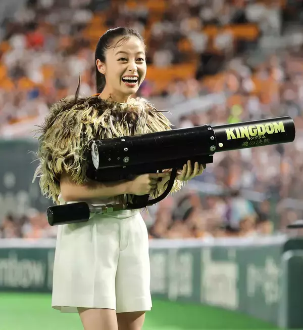 巨人・阪神戦で始球式務めた橋本環奈、日テレ生中継でカミングアウト「由伸さんとのツーショットを待ち受けにしてたんで」