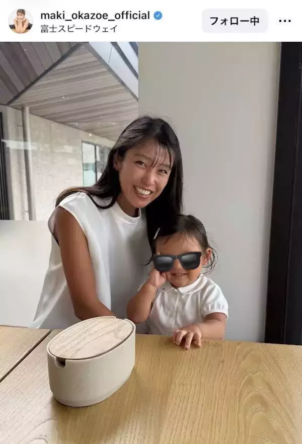 岡副麻希アナ＆２歳娘の健康的日焼けショットに「２人とも可愛い」「まきちゃんの笑顔　幸せいっぱい」「小麦色のマーメイド」