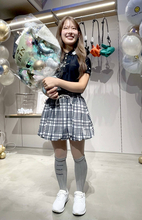 【女子ゴルフ】人気プロ・吉田鈴がスカート姿でイベント登場「かわいい！」　紺色や水色のウェアが多い理由とは…