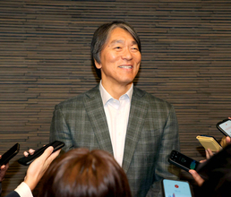 【巨人】松井秀喜新監督が東京・大手町の球団事務所へ　職員スタッフの前で就任あいさつ