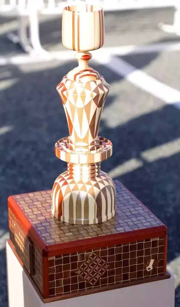 【箱根駅伝】寄せ木細工のトロフィーに“隠れデコピン”いた～！　往路優勝の青学大に贈呈される