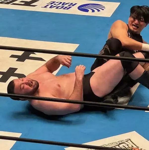 ウルフアロン、初の「後楽園ホール」でデビュー４連勝も成田蓮「ヒザ十字」にもん絶…場外では凶器で殴打「全部真っ向から受け止めてはね返す」…２・１１大阪で激突