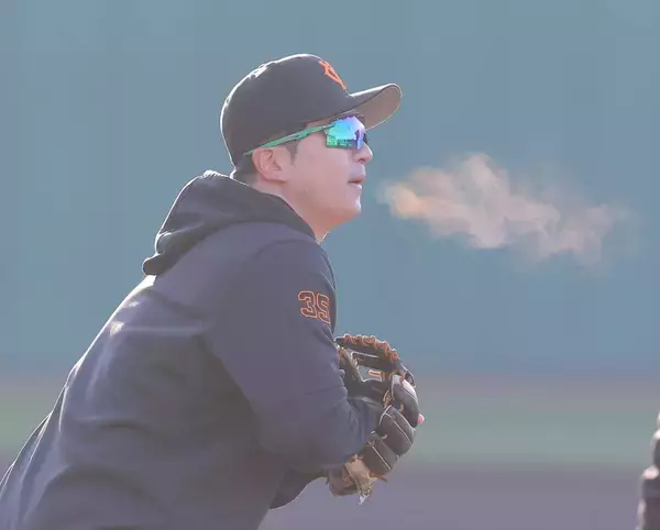 【巨人】気温１度の中で早出特守　泉口友汰と浦田俊輔が吐く息白く熱い遊撃レギュラー争いへ