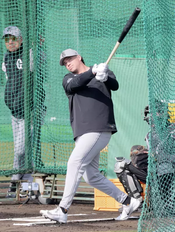 【巨人】「ポスト岡本」ダルベック、規格外パワーでフリー打撃１８発！　広角に４連発＆左手一本でバックスクリーン弾