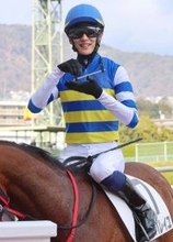 大谷翔平投手が“生みの親”お茶点てポーズが競馬界にも！　阪神２Ｒで勝利した坂井瑠星騎手がゴール後に披露