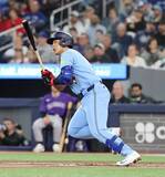 「岡本和真がメジャーデビューから６戦連続安打　１打席目に左前安打　三塁での好プレーも披露」の画像1