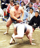 「４１歳の玉鷲が９連敗のあと２連勝　金峰山に勝ち、幕内勝ち星を７１４とし、稀勢の里と並び歴代７位に」の画像1