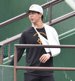 「【巨人】ドラ５・小浜佑斗、左肩脱臼で故障班に合流「腱とか筋は全然大丈夫」　２５日ヤクルト戦で本塁ヘッドスライディング」の画像1