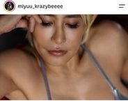山本美憂　５２歳と思えぬ「グラビア」全身ショット衝撃！タトゥーも「美しい身体」娘はモデル活動中