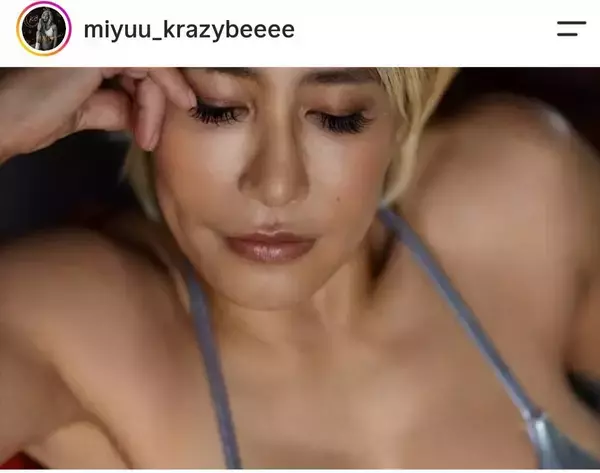 山本美憂　５２歳と思えぬ「グラビア」全身ショット衝撃！タトゥーも「美しい身体」娘はモデル活動中