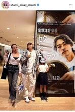 窪塚洋介の美人妻「鳥肌が立ちました」窪塚の個展に長女と訪問！「カッコ良すぎ」「楽しみです」ＰＩＮＫＹが家族ショットを公開