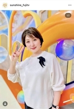 フジ・佐々木恭子アナ、白ニットの衣装コーデを披露！「３」ポーズで穏やかな笑顔