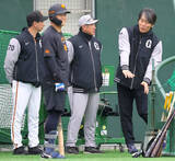 「【巨人】松井秀喜臨時コーチからドラフト４位ルーキー・皆川岳飛が指導を受け、感激の様子」の画像1