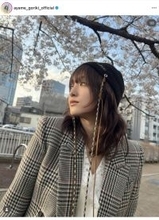 剛力彩芽「お仕事の日のしふく」桜の木の下で私服ショットを公開！