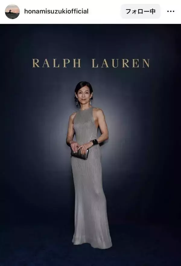 「「綺麗な筋肉美」鈴木保奈美、ノースリグレーワンピ姿に「オーラが違う」「ハリウッドスター」「凛とした美しさ」」の画像