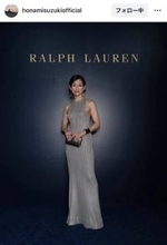 「綺麗な筋肉美」鈴木保奈美、ノースリグレーワンピ姿に「オーラが違う」「ハリウッドスター」「凛とした美しさ」