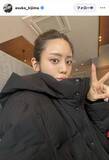 「貴島明日香、横顔が美しすぎる！季節外れの黒ダウン姿でピース「美人すぎるやろー！」「可愛い！」「綺麗だ」」の画像1