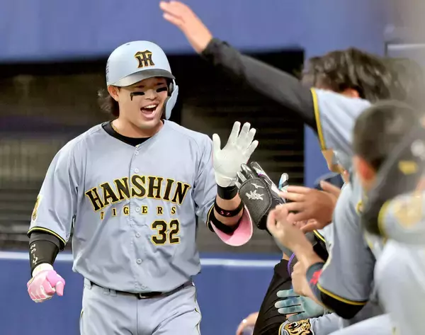 【阪神】“虎の浜ちゃん”代打・浜田太貴が移籍１号！　８回に牧野憲伸の変化球を左翼ホームランウイング席へ