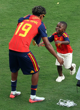 【Ｗ杯】決勝後に「今大会のヒーロー」現る！１９歳ヤマルの弟・ケインくんがピッチで大暴れ