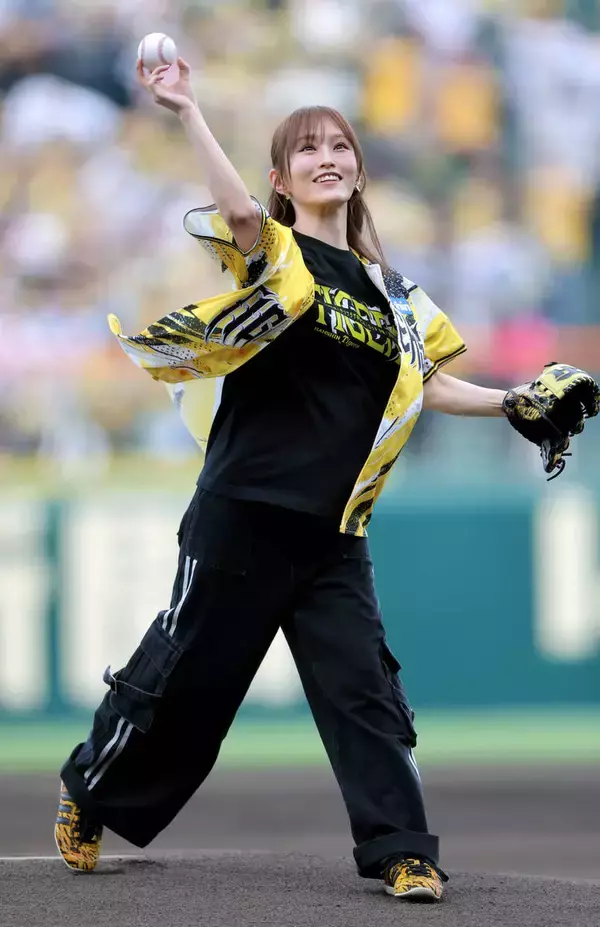 【阪神】熱烈虎党の山本彩がウル虎の夏にゲスト登場「女神パワーじゃないですけど」ファーストピッチで見事なノーバン投球を披露