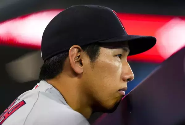 ファン落胆「マジで勘弁」　吉田正尚が二塁打→「左太もも裏の張り」途中交代　「最悪だ」「調子よかったのに」嘆きの声