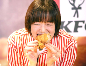 佐藤栞里　ＫＦＣ愛さく裂「指までおいしい」