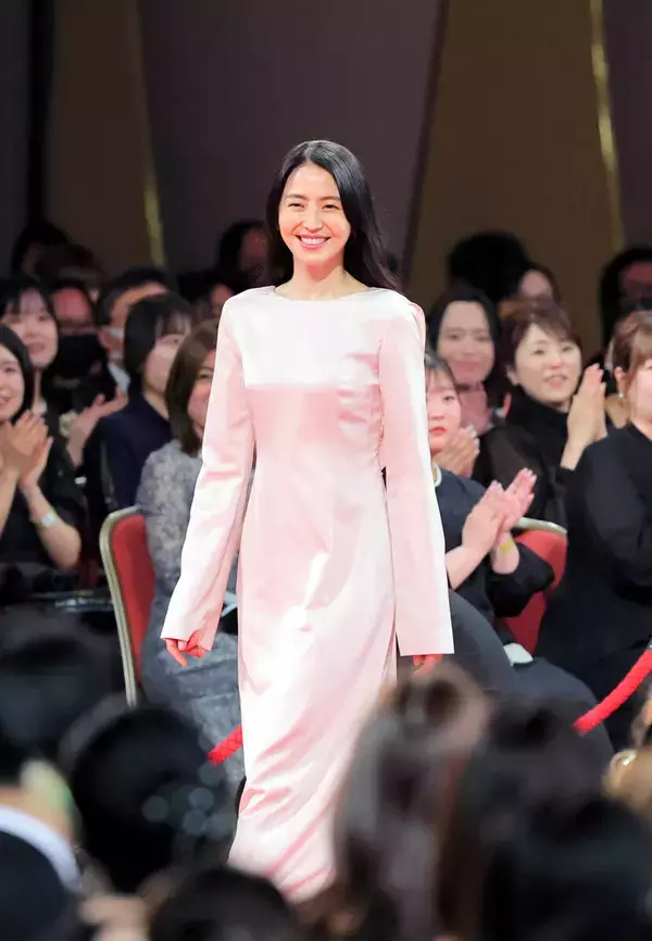 【日本アカデミー賞】長澤まさみが優秀主演女優賞　結婚発表後初の公の場、白のロングドレス姿で魅了…アヤちゃん人形は「立派な共演者」