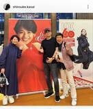 「結婚３１年！元ヤクルト古田敦也氏＆中井美穂アナ　夫婦ショットが素敵…元同僚と再会「キョンキョン」公演で」の画像1