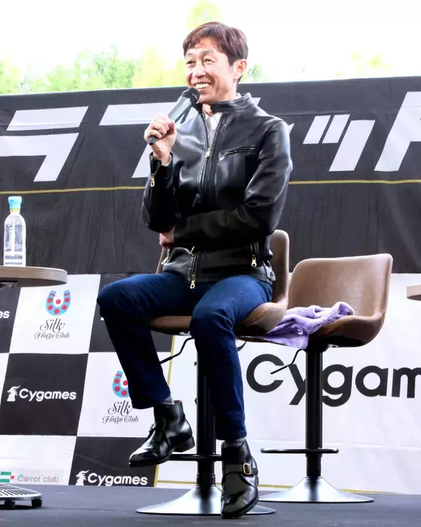 黒の革ジャン姿でさっそうとトークショーに登場！　武豊騎手にとって滋賀県といえば…サラダパン、ふなずし、西川貴教！！