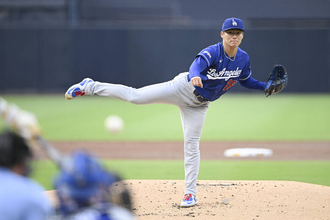 山本由伸、日本人トップタイ８勝目「点差が離れた後も接戦の気持ちで」　チームは１５得点でパドレスに圧勝