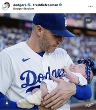ドジャース・フリーマン、生まれたばかりの娘を優しく抱っこする姿が大反響　家族ショットも公開