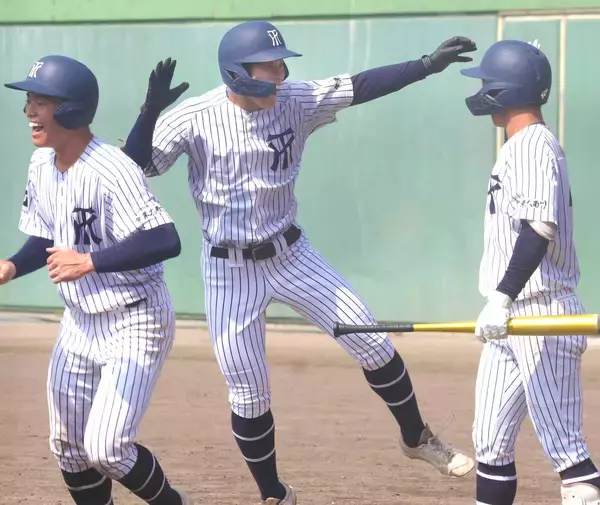 【高校野球】常葉大菊川８年ぶり４強入り　８番・野崎立真（りゅうま）が２ラン＆勝ち越し打　