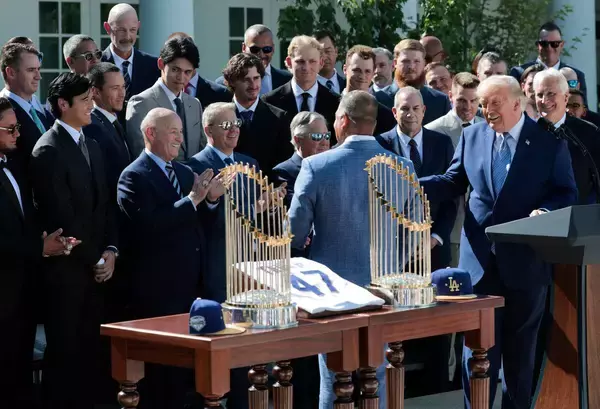 トランプ米大統領が壇上スピーチ　大谷翔平とガッチリ握手＆絶賛「本当に素晴らしい選手」　前人未到の“偉業”を称賛…ドジャースが表敬訪問、山本由伸とも交流