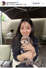宅建勉強中の水崎綾女「１週間フリーになったので」愛犬とのまったりプライベートショット！「Ｗｏｗ」「美女とワンちゃん」