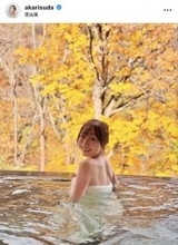 須田亜香里、魅惑の「湯けむり見返り美人」タオル一枚ショット！隣には女性芸人屈指のナイスボディーが！