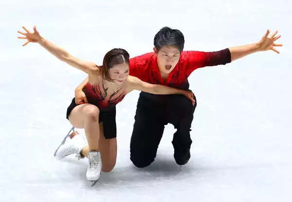 【全日本フィギュア】りくりゅうペア“世界最高”８４・９１点　三浦の左肩脱臼も滑り切り涙「とにかく無事に」