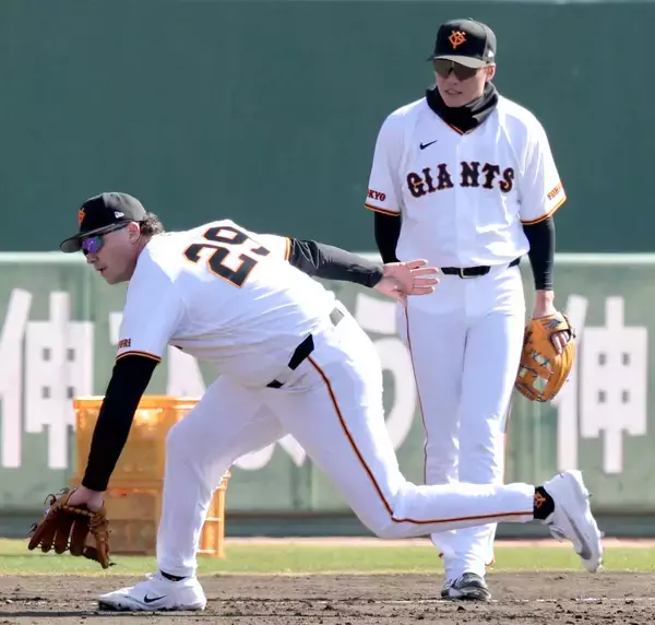 【巨人】ダルベックが坂本勇人と三塁で守備練習　背番号「２９」披露　メジャー通算４７本塁打の新助っ人