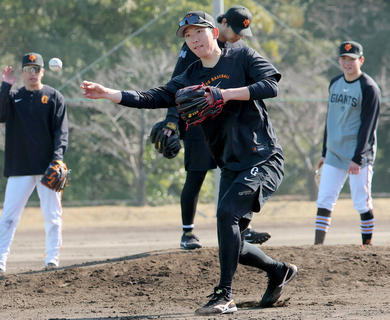 【巨人】戸郷翔征がポーカーフェースのドラ１・竹丸和幸に「殻を破って」…投手会も開催予定「早く笑顔を引き出せれば」