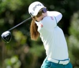 佐久間朱莉が優勝！　賞金２１６０万円を獲得　亡き師匠ジャンボさんに５勝目届けた　女子ゴルフ開幕戦