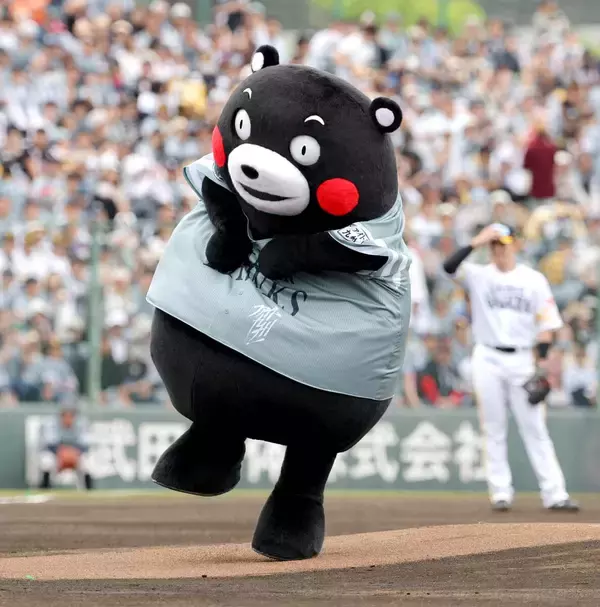 【ソフトバンク】くまモンが始球式に登場！ノーワインドアップで投じた１球は…熊本で「ファイト！九州デー」ロッテ戦
