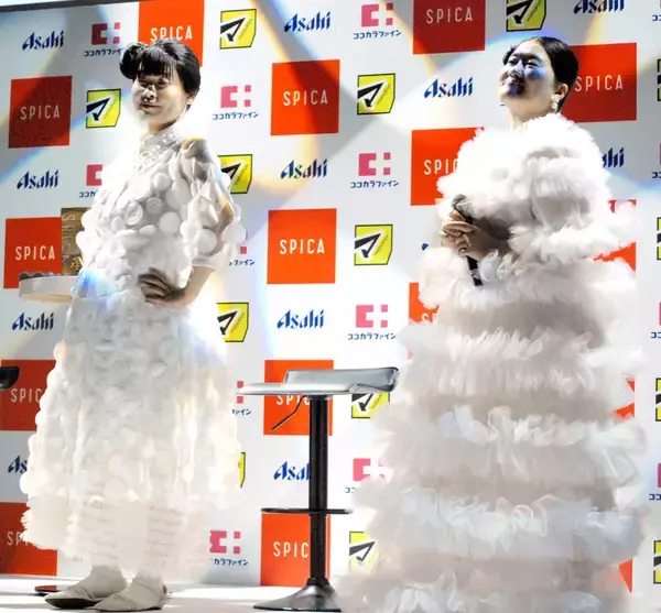 ガンバレルーヤ　衝撃の〝パリコレ風衣装〟で登場　朝日奈央「いい加減にしてください」